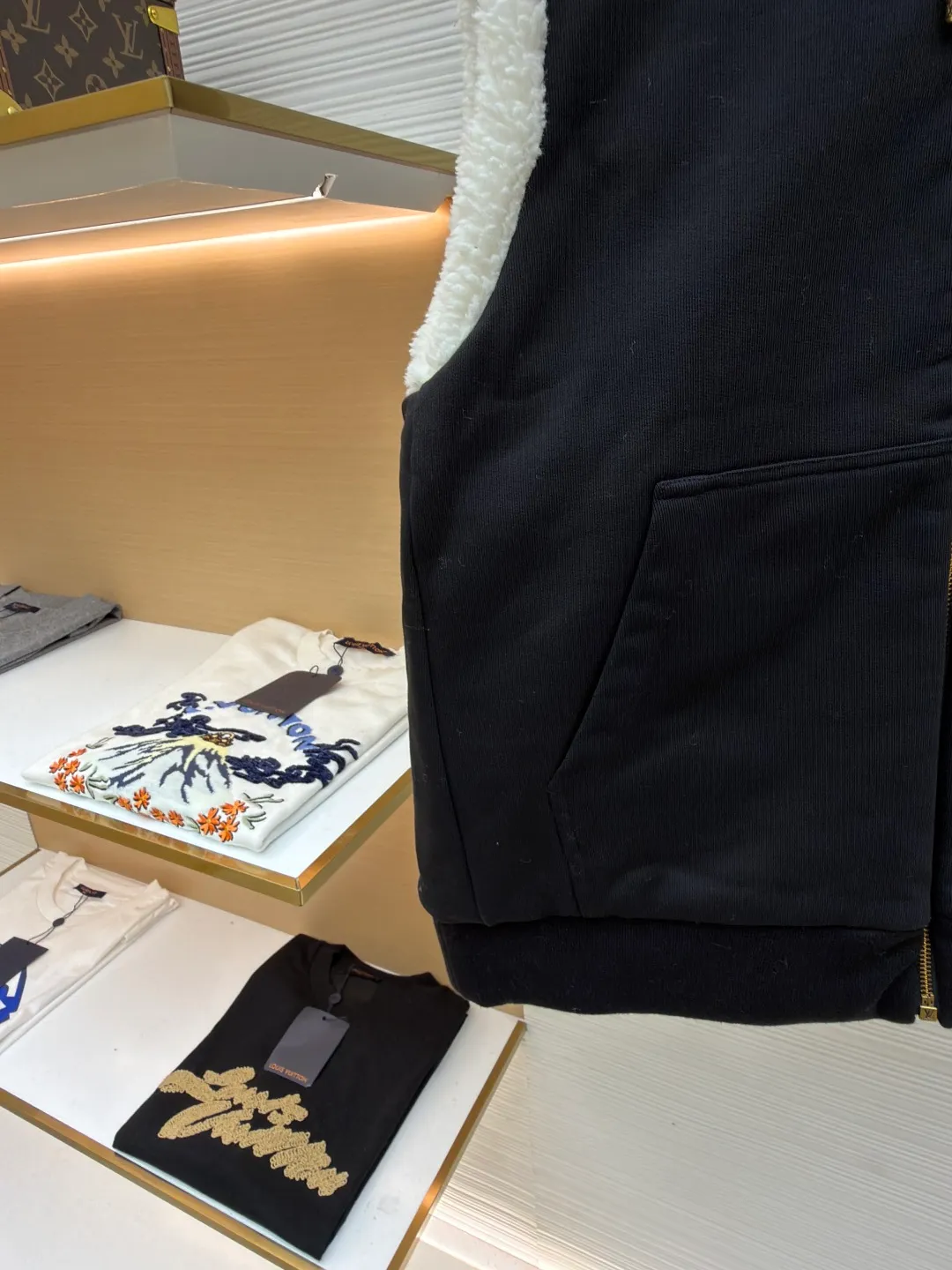 LOUIS VUITTON embroidered reversible hooded vest ●Original version: purchased and developed by 14599 ●Item number: 1681399-C00 ●Fabric: lamb wool fabric ●Technology: embroidery production ●Color: black/white ●Version: fitted version ●Weight: about 1040 grams ●Size: S-M-L-XL ●Description: This vest adopts a double-sided design. One side is made of high-quality knitted fabric, which is crisp, stylish, skin-friendly and comfortable; the other side is made of imitation lamb wool, which is fluffy, soft and has good warmth retention. The hooded part is made of knitted fabric of the same color and is equipped with a two-way zipper with a metal zipper puller, which is smooth and durable. The flip design of cotton knitted surface and comfortable suede surface is very ingenious. It uses advanced double-sided weaving and composite technology to perfectly integrate the two materials and make the transition natural when switching; the shield logo patch uses high-precision patching technology, with neat edges and clear and three-dimensional patterns; the embroidered logo on the back uses fine embroidery technology, with fine and even stitches, and the logo is perfectly integrated into the back design; the drawstring hood uses high-quality drawstrings and precision sewing technology, which not only ensures the adjustment function of the hood, but also enhances the overall sense of leisure. The overall wiring is straight and delicate, the fabric is comfortable and soft, and the color is consistent without color difference. It can be matched with the same style to create a fashionable look and control various occasions. Customized accessories, complete with three standards, same style for men and women!